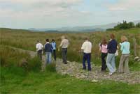 Cerdded tuag at Domen y Mur