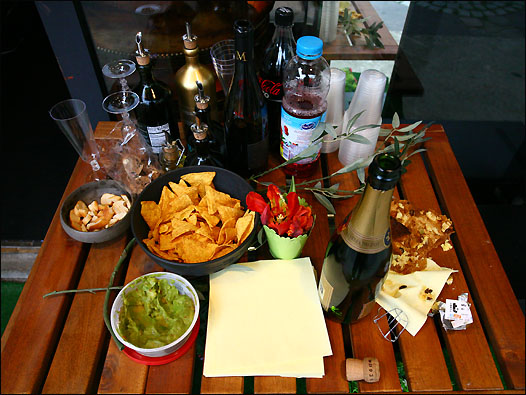 懂得享受的巴黎人在自己的店鋪門口擺出美酒小吃，免費讓大家分享。