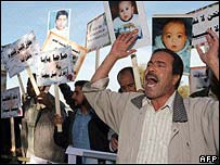 Thân nhân của các em nhỏ bị nhiễm HIV biểu tình ngoài toà án, đòi thi hành án tử hình