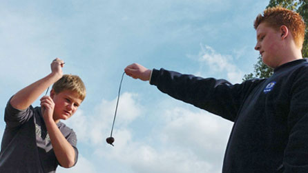 Plant yn chwarae concyrs