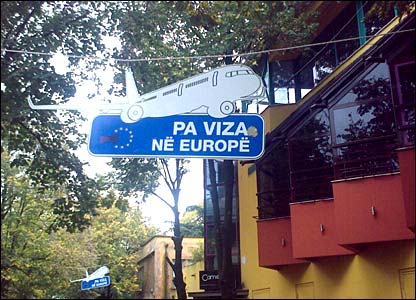 Sipas vendimit të BE-së, shqiptarët me pasaporta biometrike mund të udhëtojnë për vizita 90-ditëshe në vendet e BE-së.