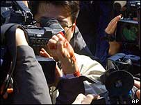 Cảnh ngoài phiên tòa 