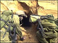 Ізраїльські військові обшукують тунель у Рафаху