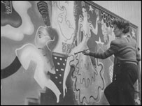 Olga Lehmann painting a flamenco-themed mural (Photo copyright Paul Huson)