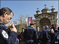 Policë serbë të Kosovës të mbledhur në qendër të enklavës serbe të Graçanicës.