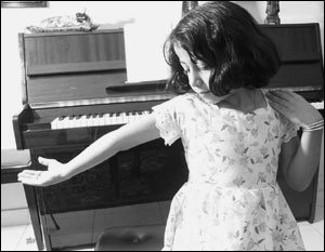 دختر در حال رقص