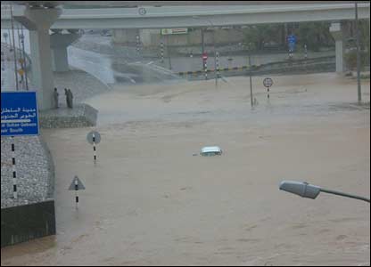 عکس علی الخبوری از خودرویی که تا سقف به زیر آب رفته