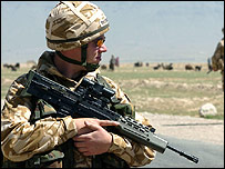 سرباز آیساف در افغانستان