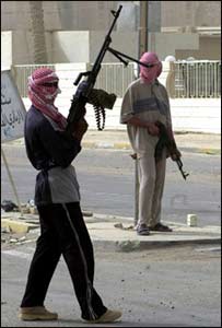 Rebeldes armados cercam mesquita de Ramadi para impedir encontro entre líderes locais e membros da coalizão liderada pelos EUA