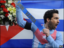 Hombre protesta frente a la embajada de Cuba en la capital española