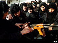 बंदूक के साथ महिलाएं