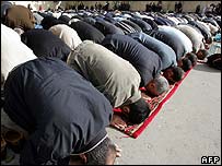 İbadet eden Müslümanlar