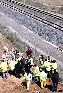 Policiais espanhois perto do local onde foi encontrada uma bomba