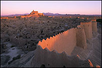 ارگ بم چند هفته پیش از ویرانی در زمین لرزه، جورج اشتاینمتز