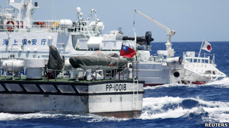 台灣海巡署船艇（前）與日本海上保安廳船艇（後）在釣魚島附近海域互相追逐（4/7/2012）