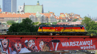 Tren en Varsovia con los colores de Alemania.