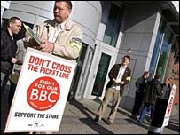 اعتصاب کنندگان در برابر در ورودی ساختمان تلويزيون بی بی سی 
