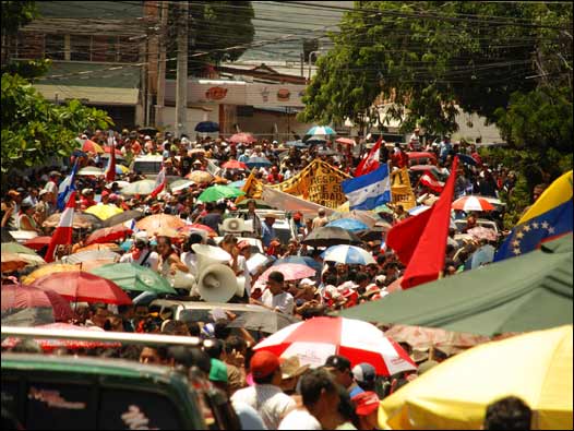 Seguidores de Zelaya frente al edificio de la ONU en Tegucigalpa
