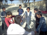 بچه باهم ساعتيری می کنند.