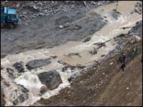 बांध से पानी निकालने के लिए बनी नहर