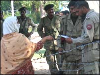 مہرالنساء فوجی اہلکاروں سے اپنے بیٹوں کا پتہ پوچھ رہی ہیں