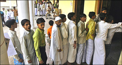 वाराणसी का एक मतदान केंद्र 