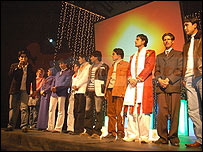 گروهی از شرکت کنندگان ستاره افغان روی استيژ (عکس از سايت ستاره افغان)