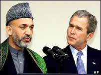 Prezident Afghánistánu Hamíd Karzáí (vlevo) a USA George Bush