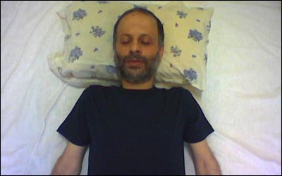 اکبر گنجی در زندان اوين عکس برگرفته از ايرانيان دات کام