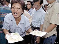 Tailandeses distribuem comida grátis