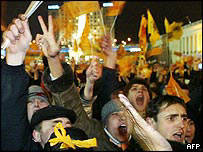 Demonstrace na podporu Juščenka v Kyjevě