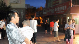 烏魯木齊市日月星光居民在空曠地帶躲避地震（30/06/2012，新疆網照片）