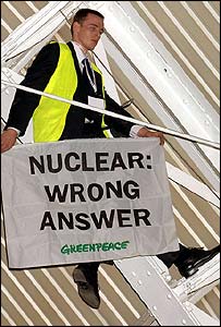 يکی از مخالفان انرژی هسته ای بر سقف تالار مرکز برنامه ريزی تجاری لندن