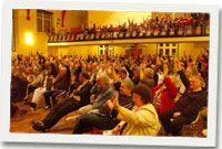 Pobl yr ardal yn pleidleisio yn erbyn datblygiad Tesco mewn cyarfod yn Llanbed. Llun gan Tim Jones