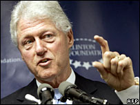 بل کلنٹن معاہدے کا اعلان کرتے ہوئے