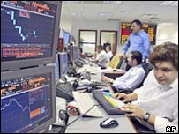 Makléř ruského Jukosu sleduje pohyb světovýchc en ropy na monitoru