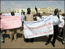 متظاهرون من اجل استفتاء جنوب السودان 
