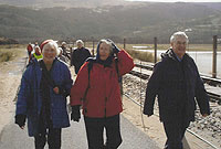 Cerddwyr Dolgellau yn cerdded dros bont y Bermo