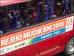 Ratusan warga lain menikmati perjalan mudik gratis dengan bus yang disediakan sebuah bank papan atas.