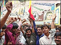 सिनेमाघरों के सामने प्रदर्शन