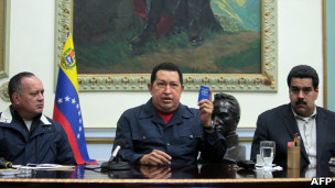 Chávez, Diosdado Cabello (esq.) e Nicolás Maduro (dir.)