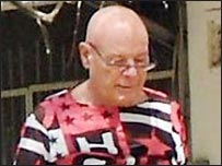 Gary Glitter trên đường đi thẩm vấn