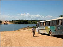 Patrick na beira do rio