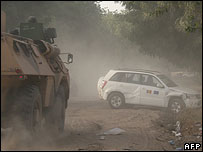 Tanque francês e carro em estrada do Chade