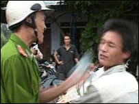 Công an bạt tai người đi xe máy