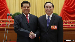 贾庆林(左)与俞正声在北京人民大会堂全国政协预备会议上握手(新华社图片2/3/2012)