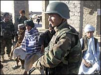 سرباز ارتش افغانستان در هلمند گشت می زند