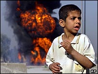 Menino perto de local onde houve explosão em Bagdá