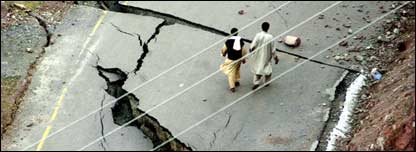 بالاکوٹ میں ملبے پر بیٹھے متاثرہ افراد