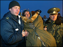 Marcos Pontes (centro) depois de pousar no Cazaquistão